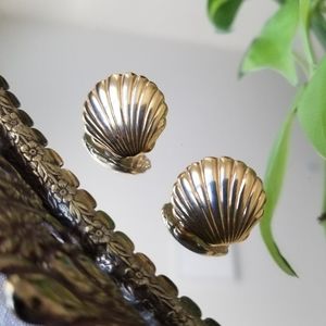 SOLD💫Vintage Gold Clamshell Earrings